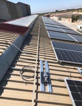 Pannelli fotovoltaici disposti su tetto a capriate