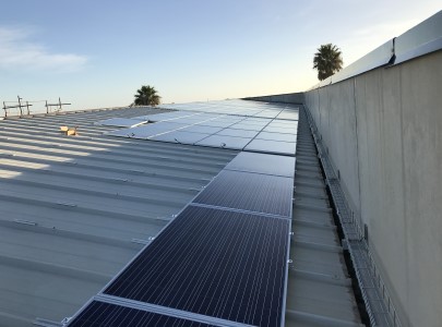 panneli fotovoltaici installati su tetto spiovente coibentato per piccola attività