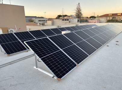 panneli fotovoltaici disposti su due fili e posizionati su terrazzo