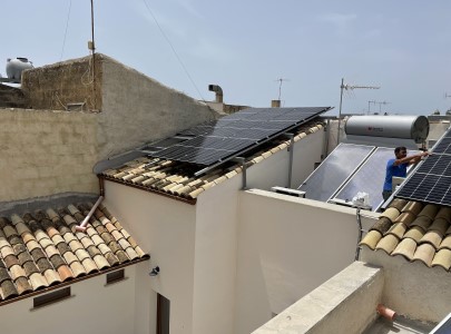 panneli fotovoltaici installati su tetto spiovente con tegole in abitazione privata