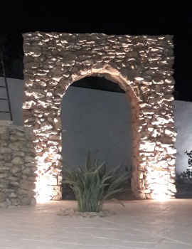 Arco in pietra illuminato