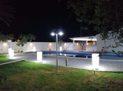 illuminazione giardino esterno con piscina